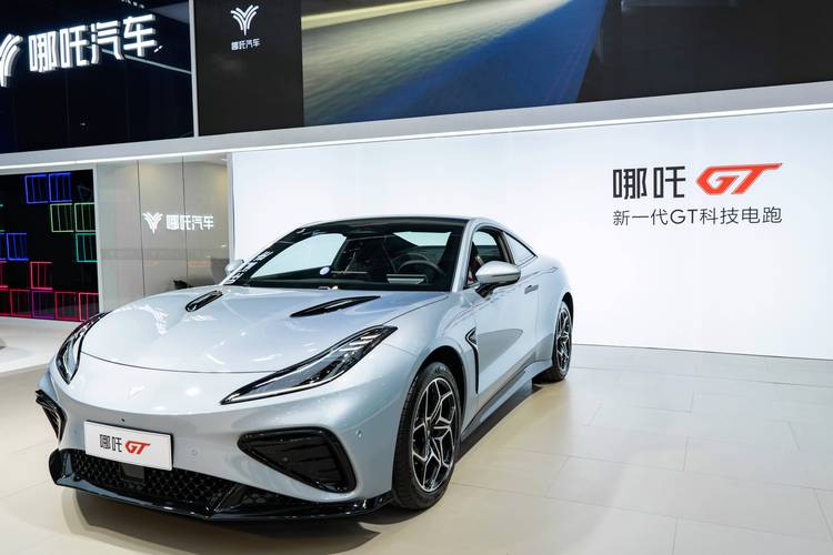 惠州321哪吒汽车在智能汽车领域的表现，领途汽车在新能源汽车市场中的影响力